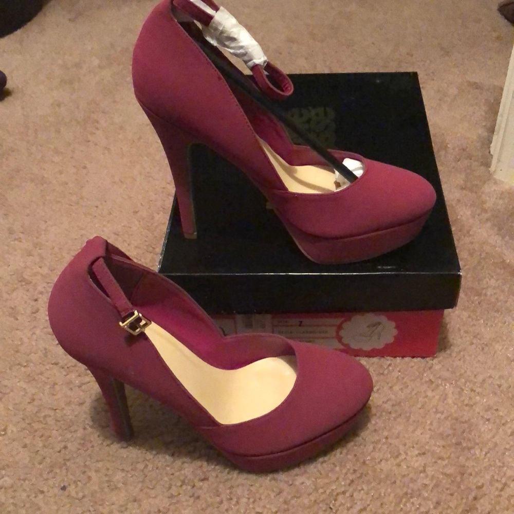 Shoes - Picture 2 of 4